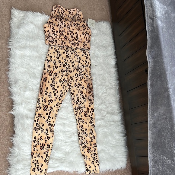 Fabletics Leopard Set - Picture 2 of 7